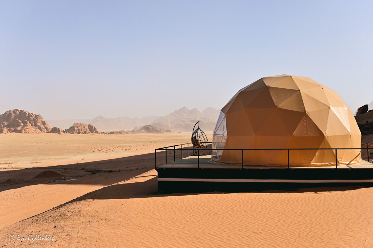 Glamping hotel overlooking the desert
