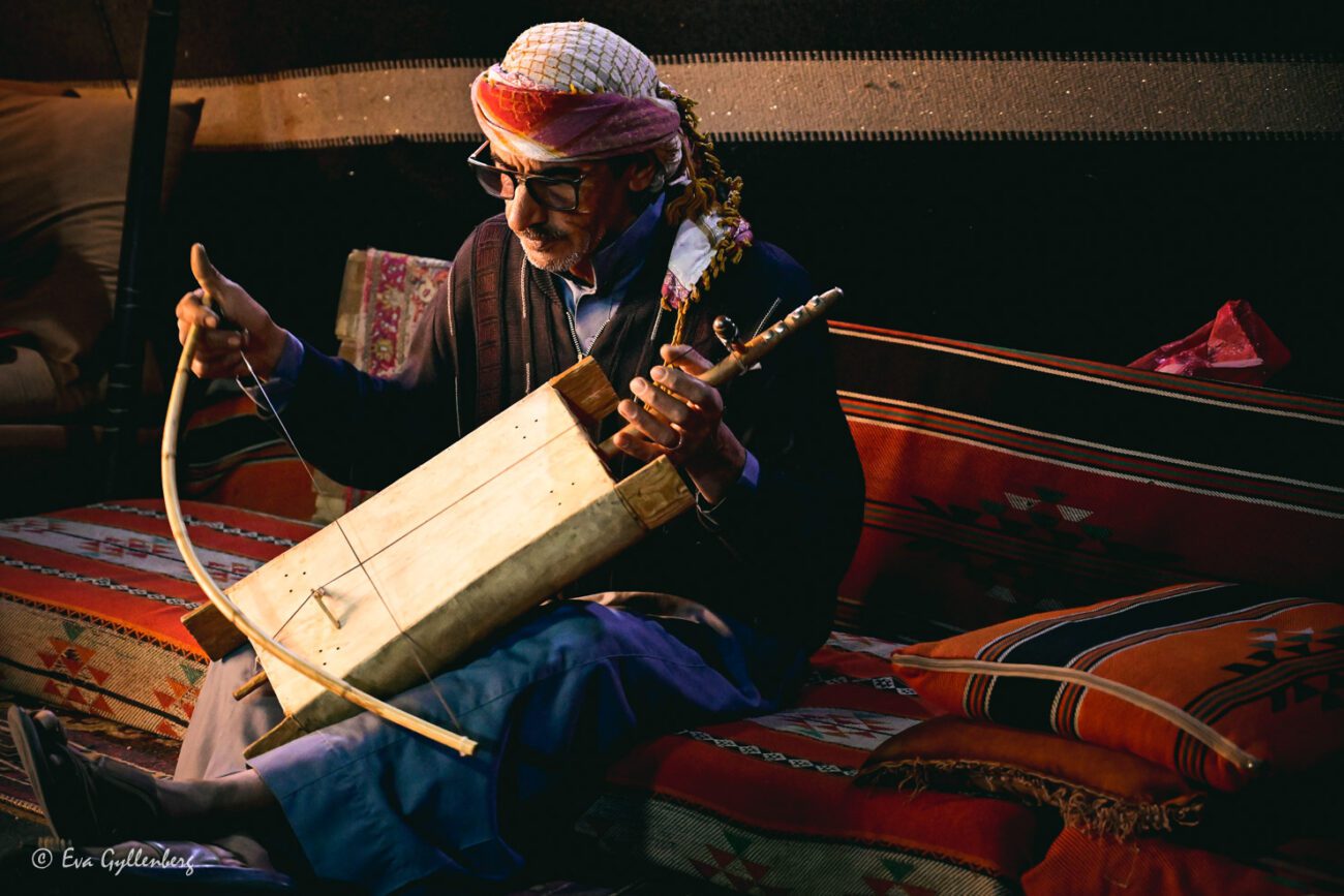 Beduin spelar på rababa