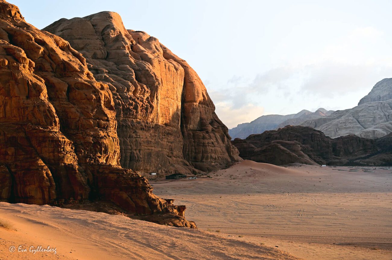 Branda klippor i öknen i Wadi Rum