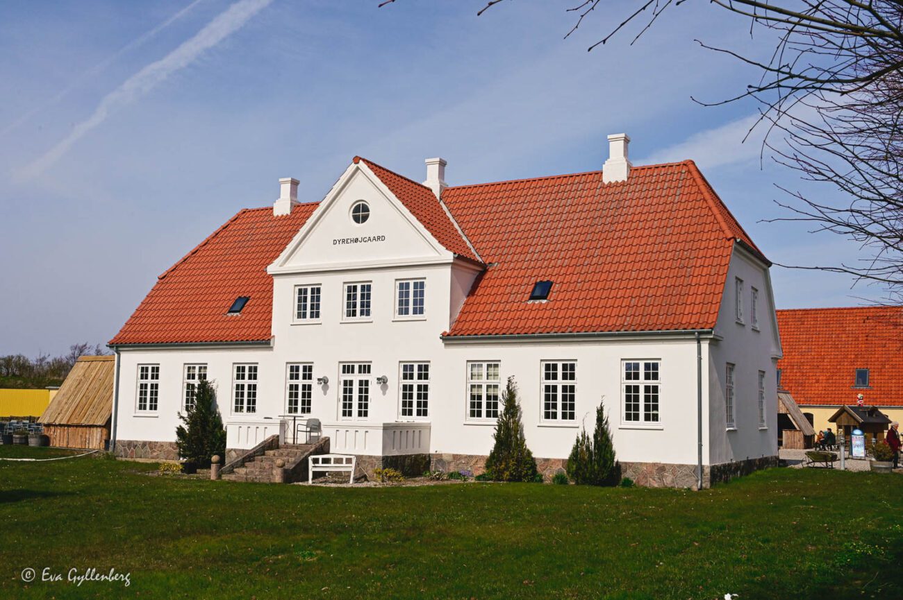 Vitt putsat hus med rött tegeltak