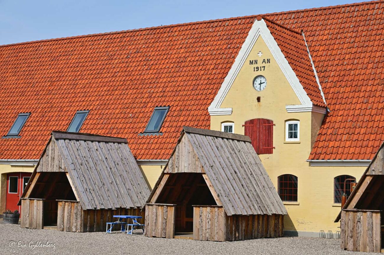 ett stort hus i gul puts och tegeltak från 1917