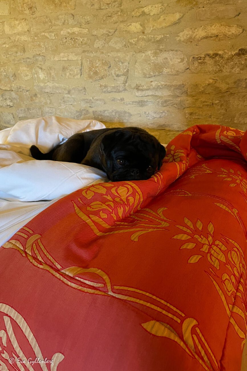 Lilibet sover i en slottssäng i Frankrike