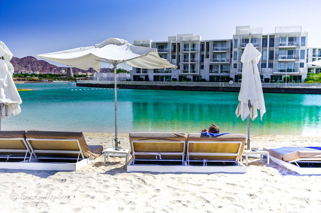Lyxiga semesterdagar med solstolar och turkost vatten hittar du i Aqaba