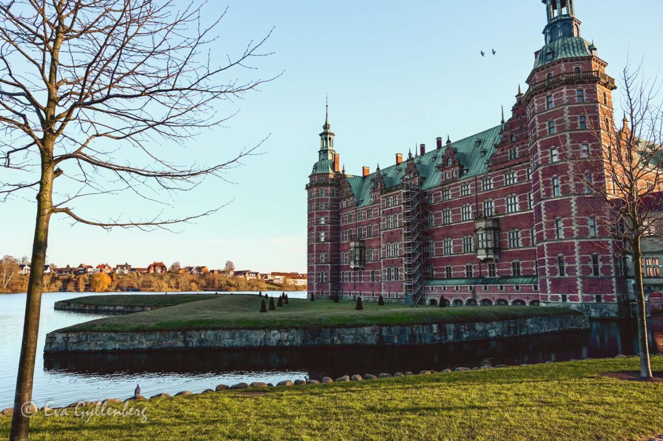 Frederiksborgs slott i morgonljuset en vårdag