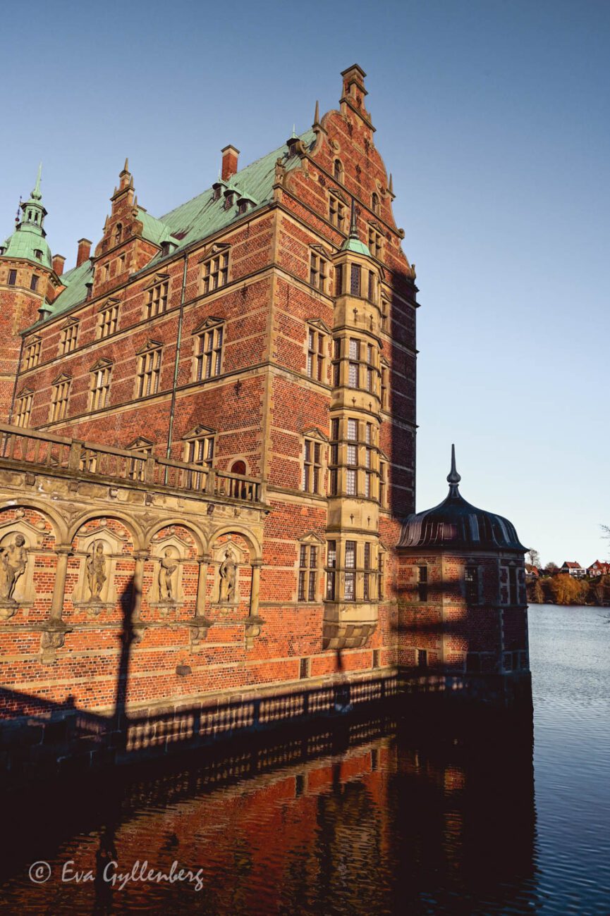Frederiksborgs slott i varmt ljus
