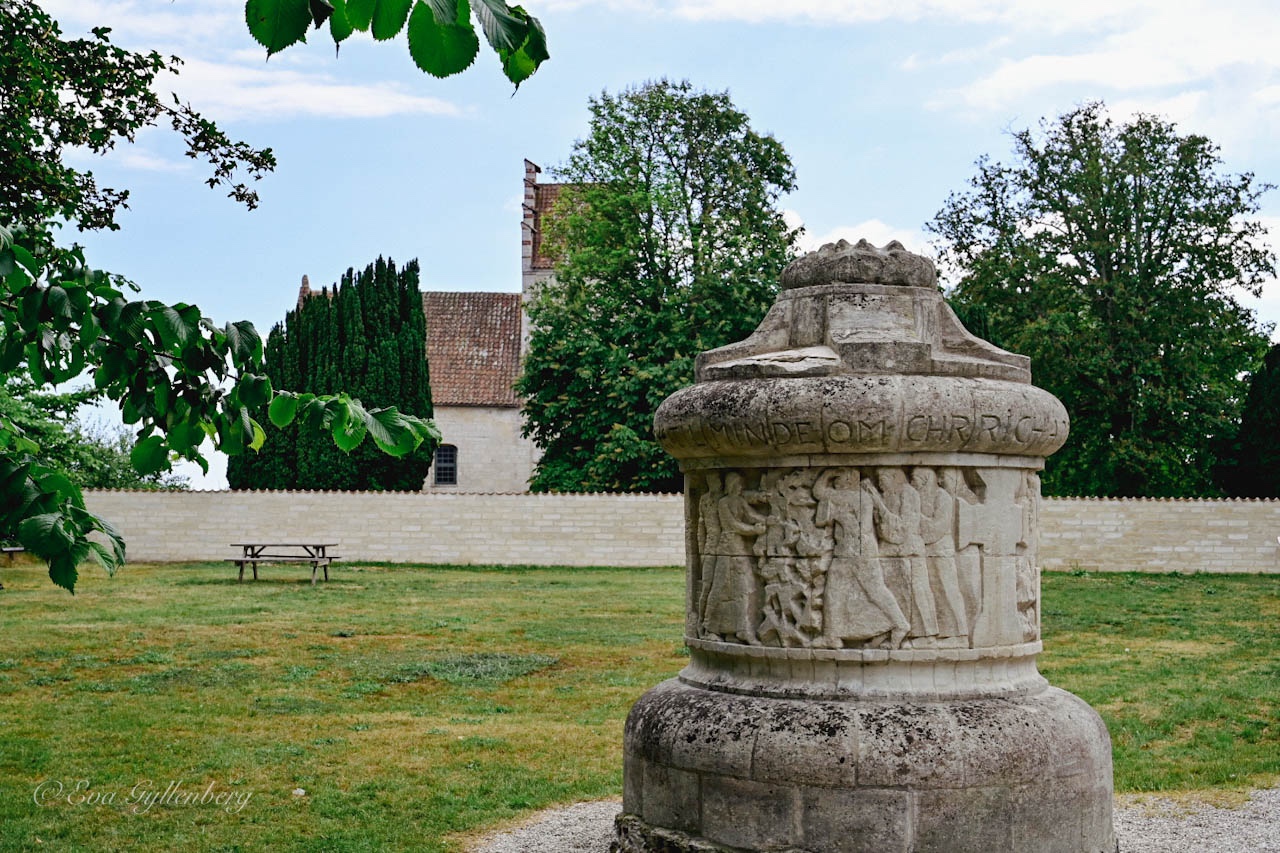 Stenmonument utanför Højerups gamla kyrka