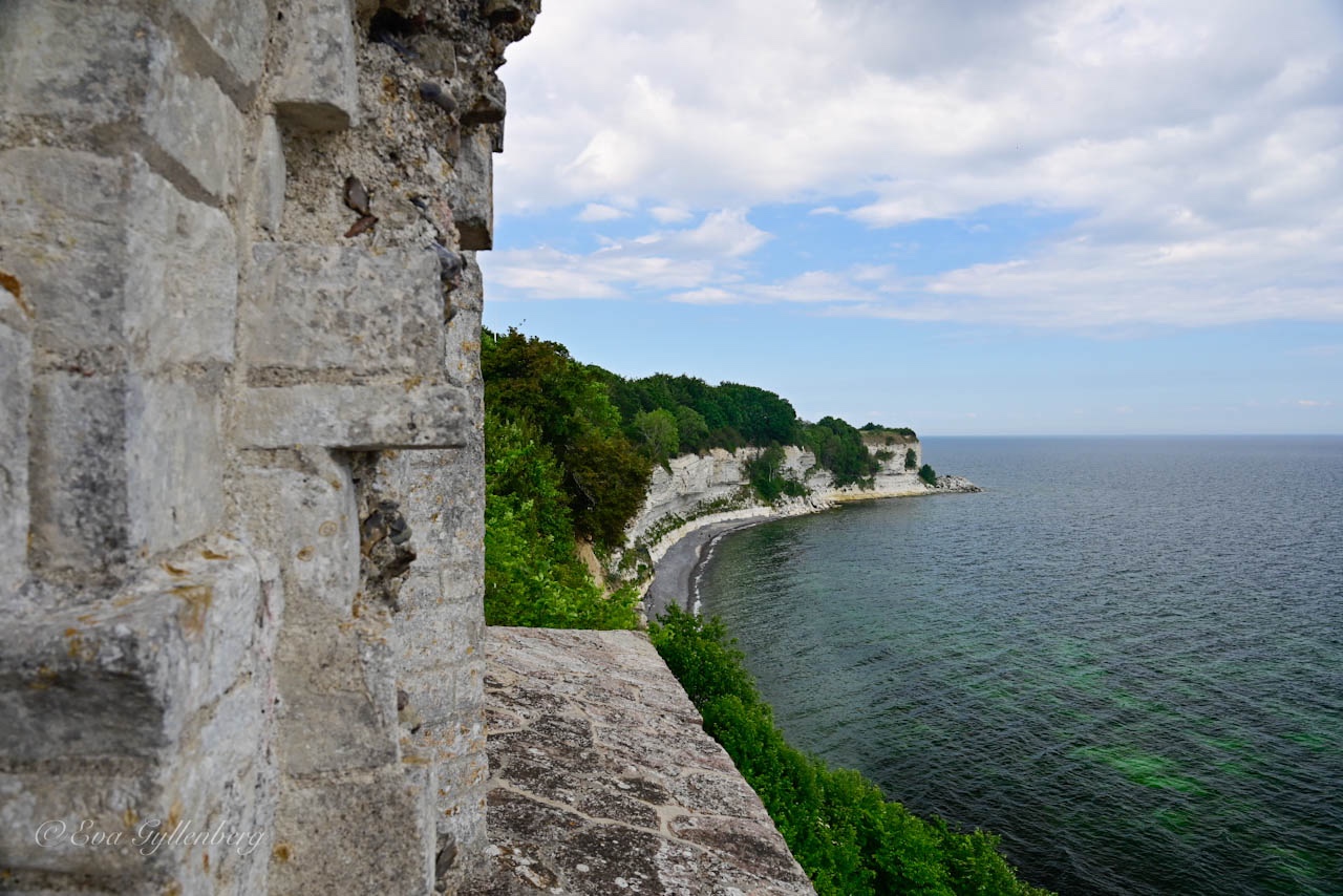 Utsikt över Stevns klint och havet från  Højerups gamla kyrka