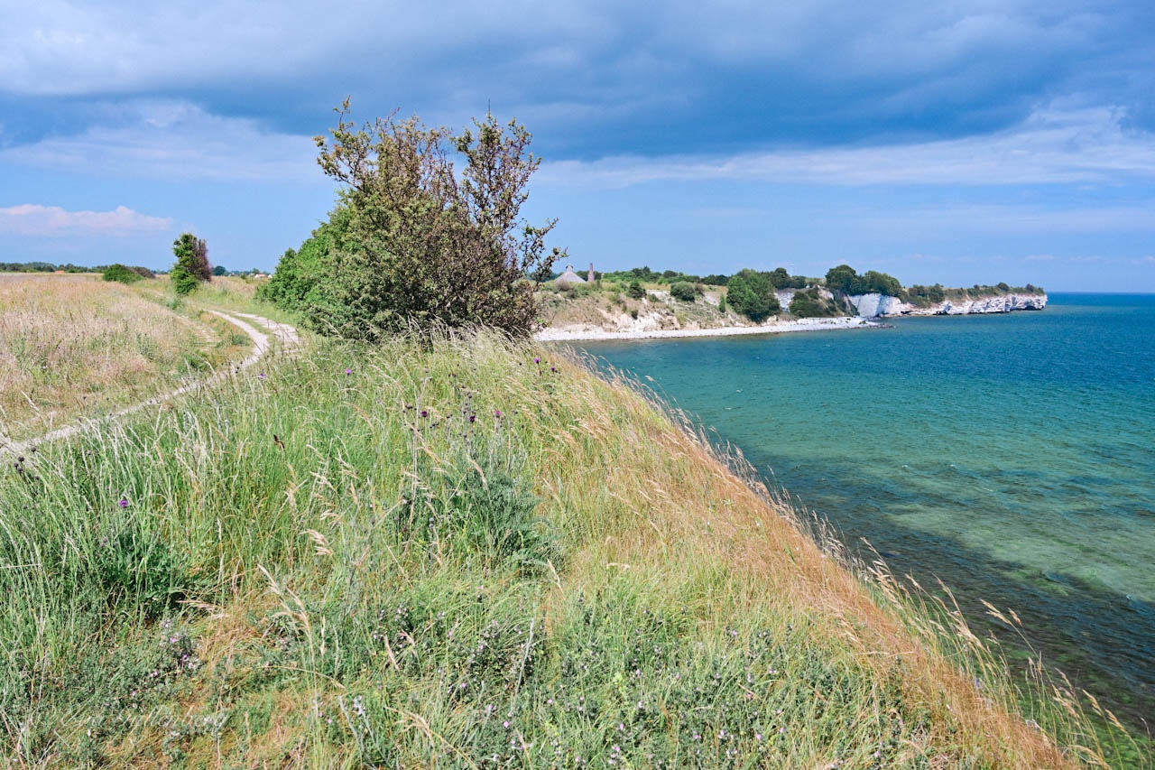 Det turkosa havet möter ängarna