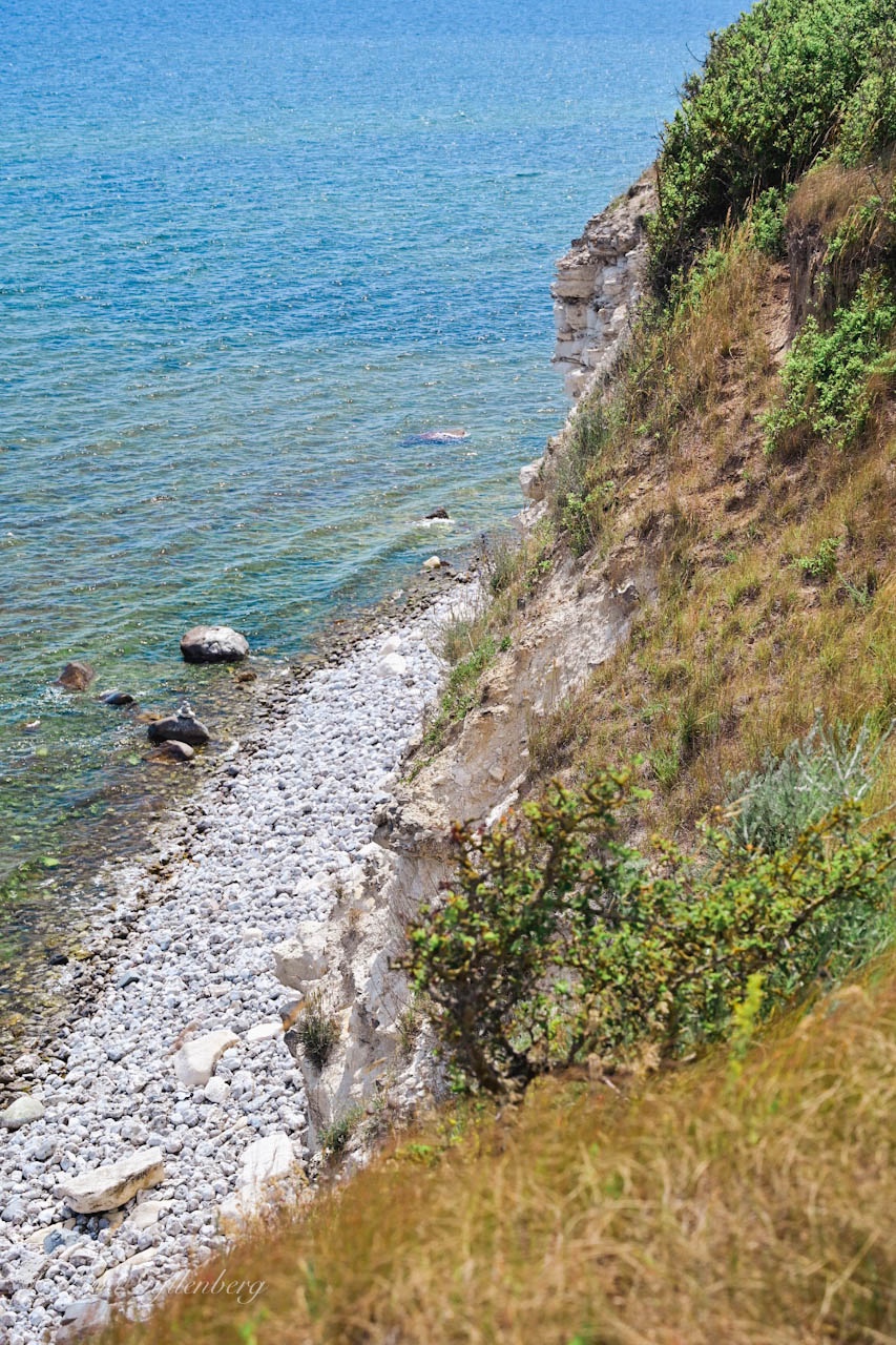 Stenig strand och hav sett från ovan