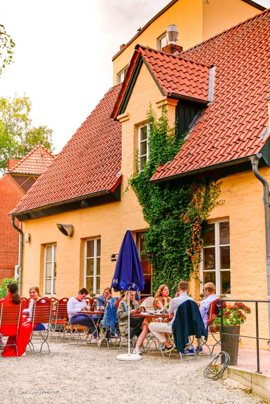 Biergarten vid gult hus