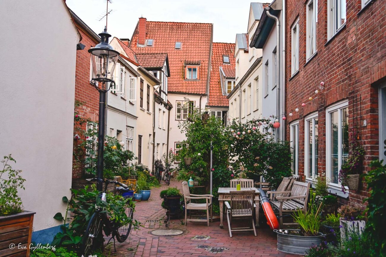 Innergård med möbler i en bostadsgränd