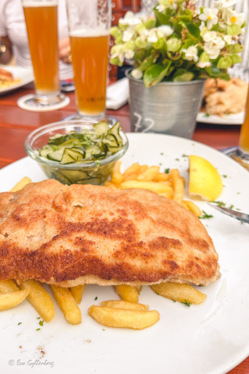 Schnitzel med inlagd gurka och öl
