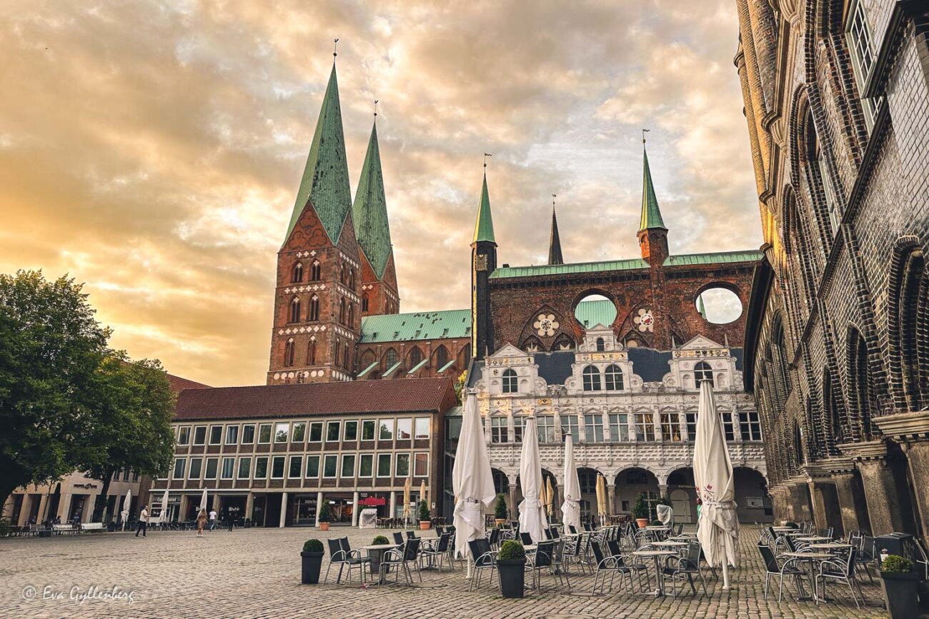 Rådhuset i Lubeck i solnedgång med den stora Mariakyrkan i bakgrunden