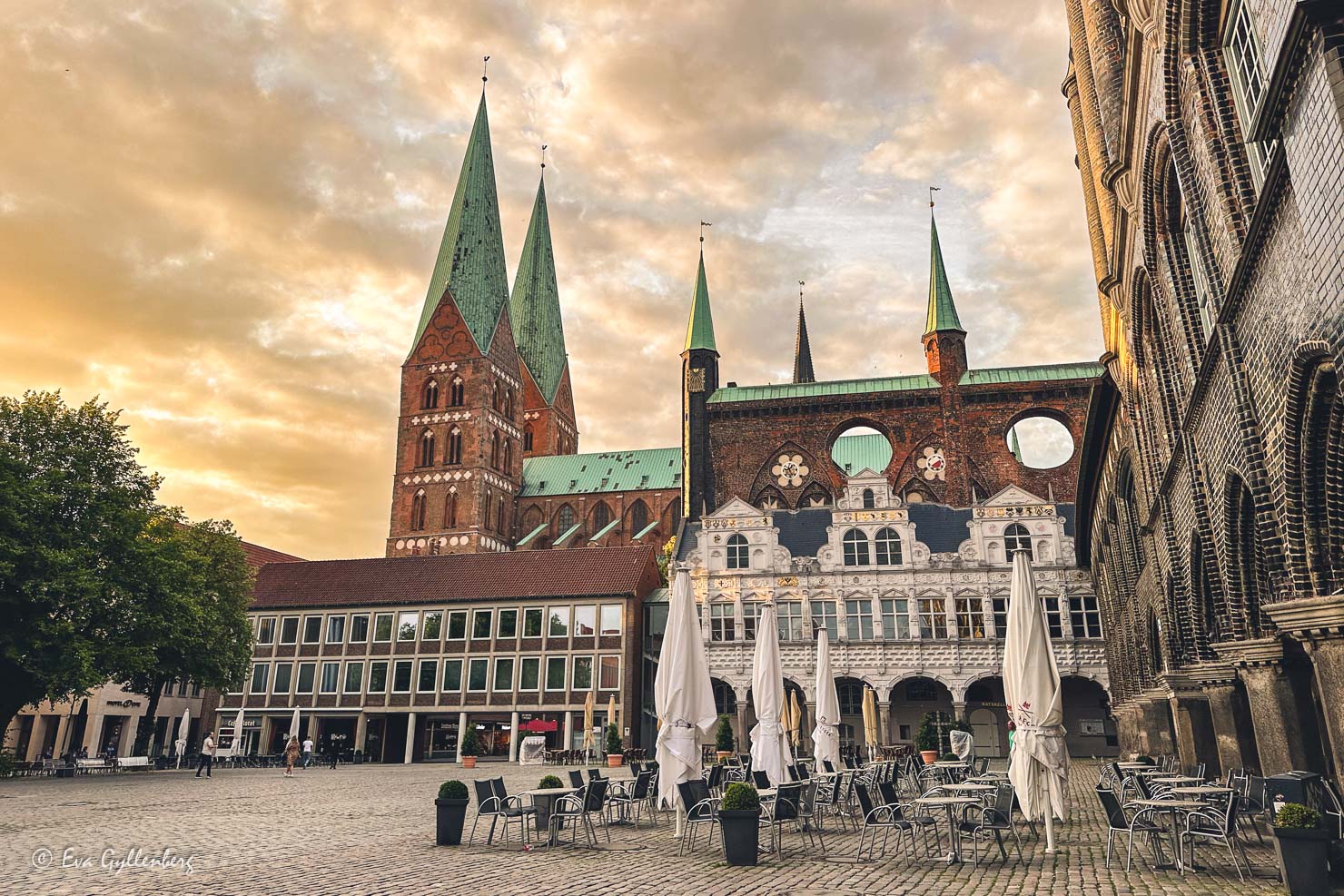 Rådhuset i Lubeck i solnedgång