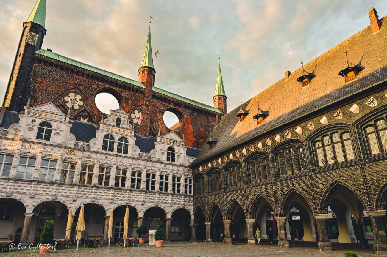 Rådhuset i Lubeck i solnedgång