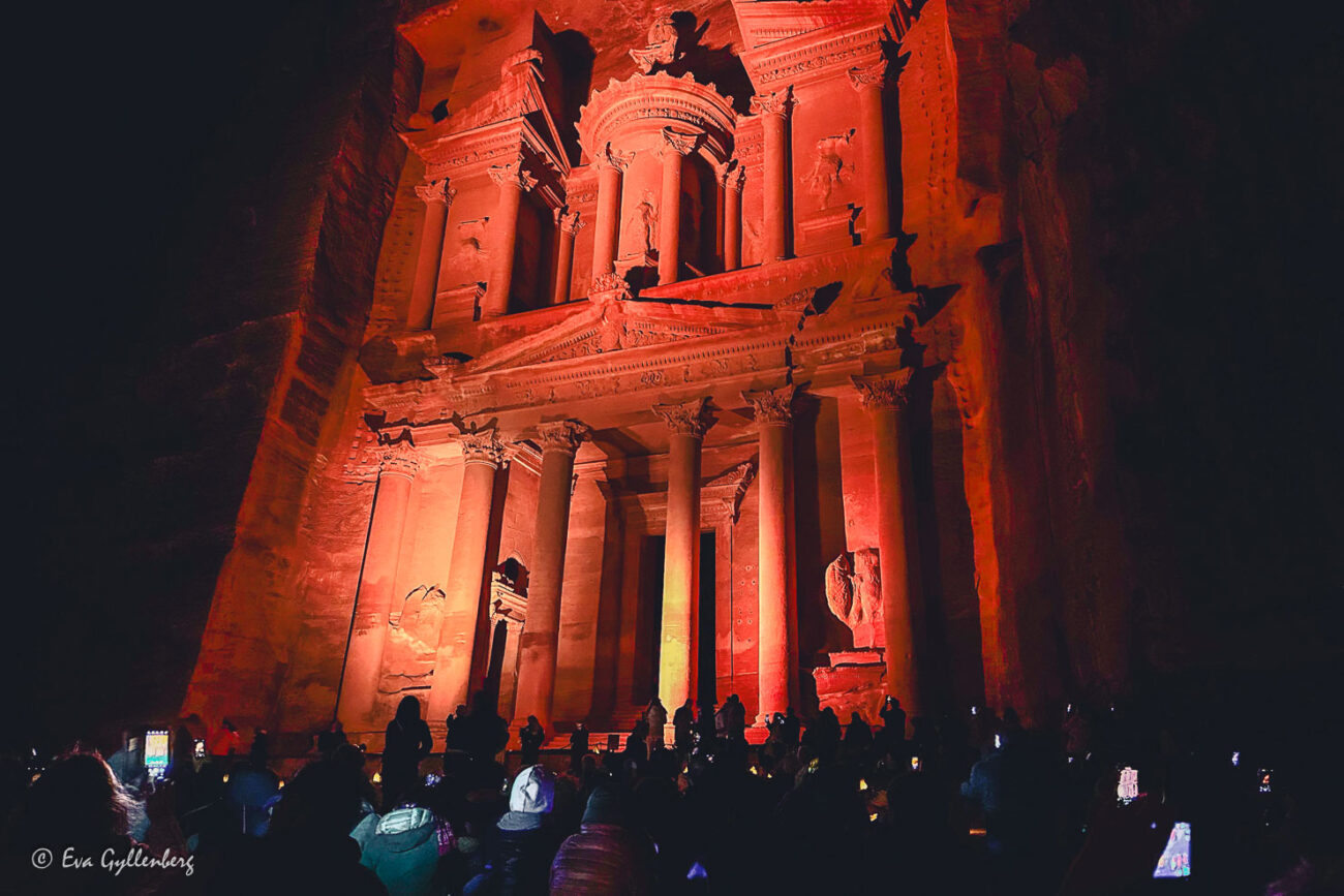 The Treasury under Petra by Night är den största av sevärdheter i Jordanien