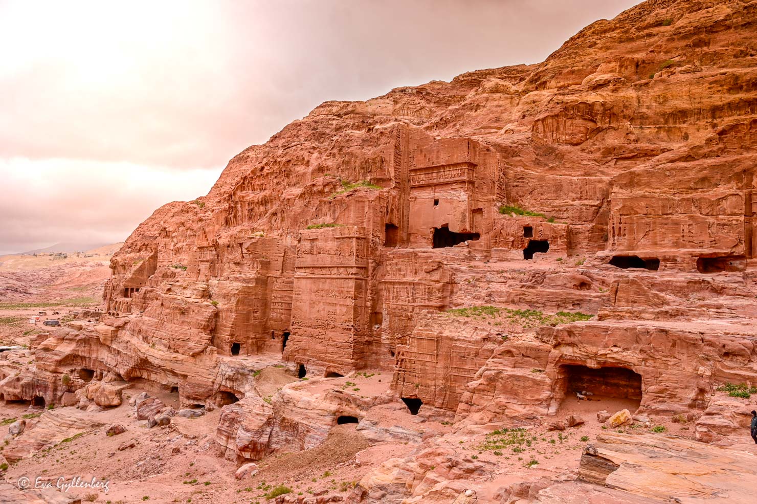 Klippvägg i sandsten med gravar i Petra