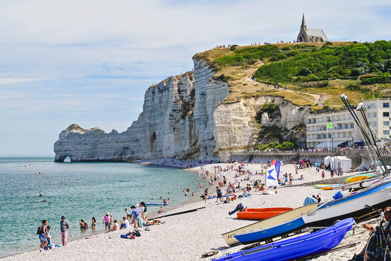 Stranden, havet och den via klippan i Étretat