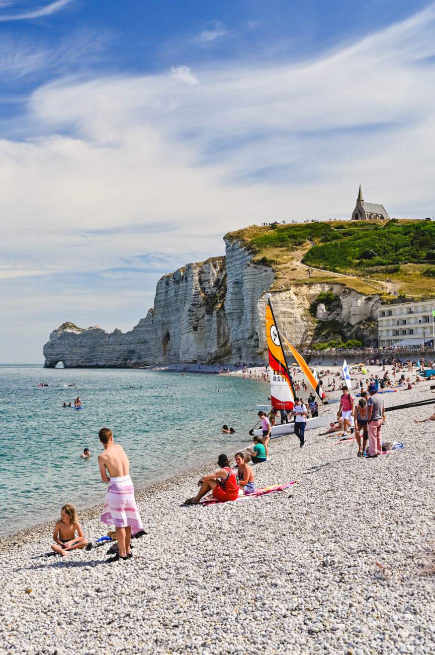 Stranden, havet och klippan i Étretat
