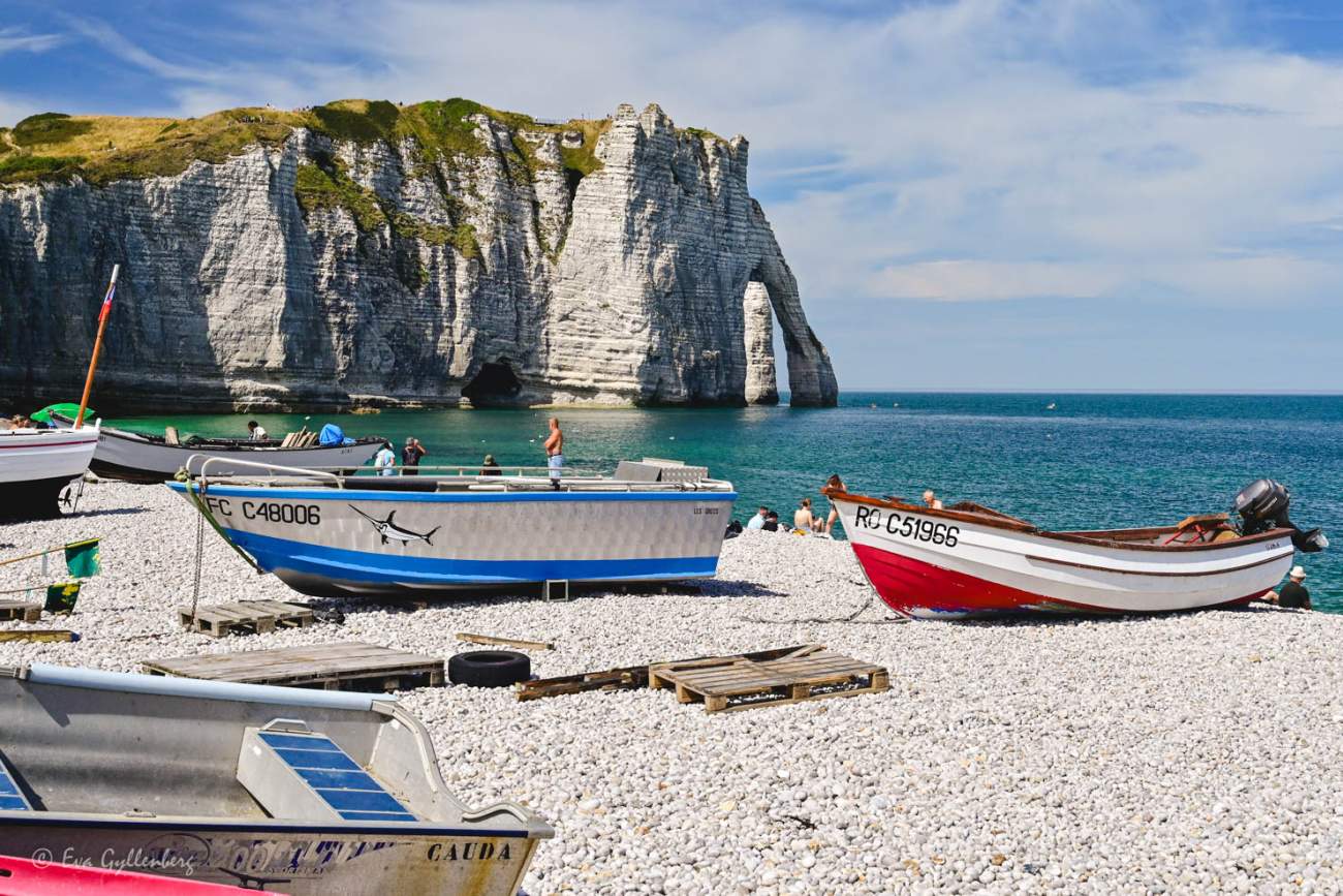 Stranden, havet och klippan i Étretat