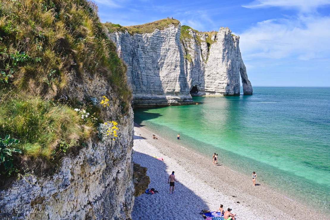 Stranden, havet och klippan på den kända stranden i Normandie