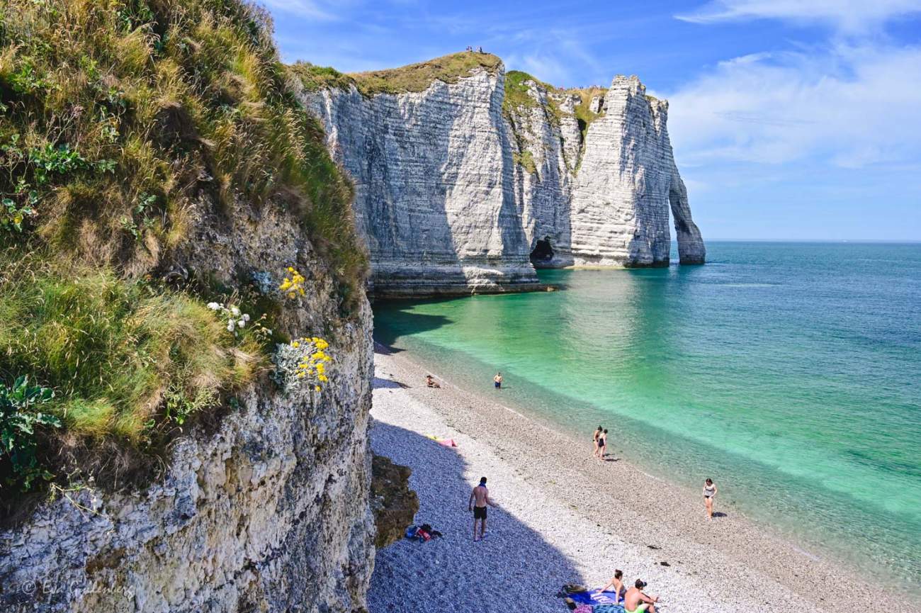 Stranden, havet och klippan i Étretat