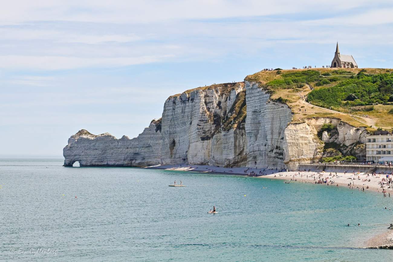 Stranden, havet och klippan i Étretat