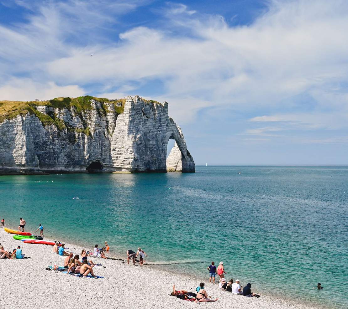 The beach, the sea and the cliff in Étretat