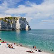 Stranden, havet och klippan i Étretat