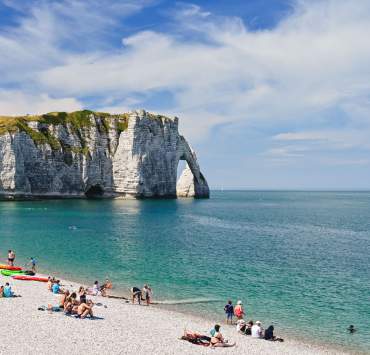 Stranden, havet och klippan i Étretat