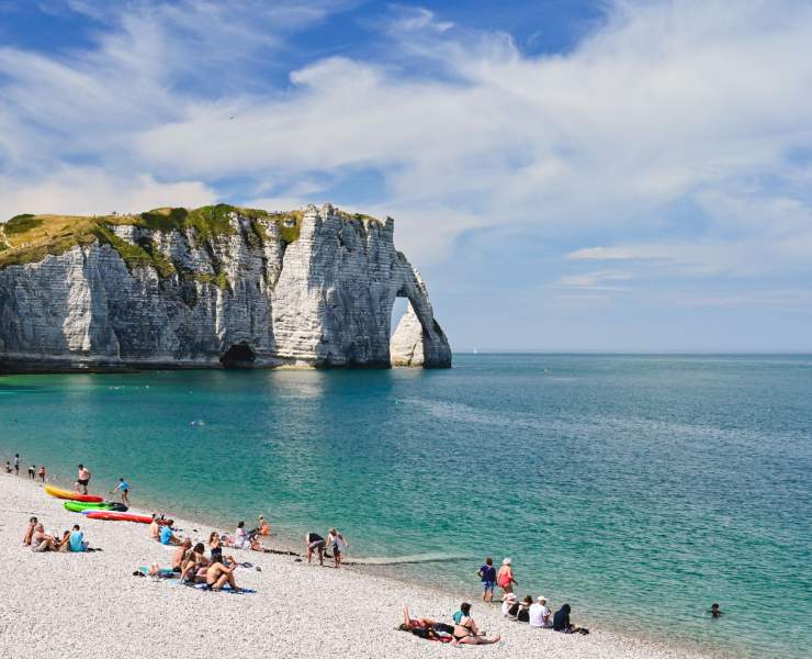 Stranden, havet och klippan i Étretat
