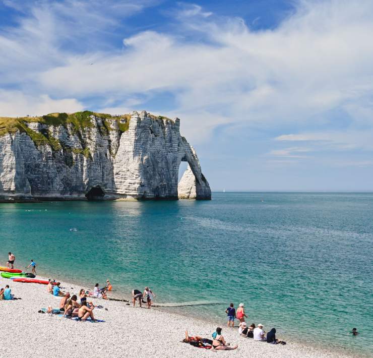 Stranden, havet och klippan i Étretat