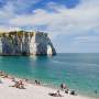 Stranden, havet och klippan i Étretat