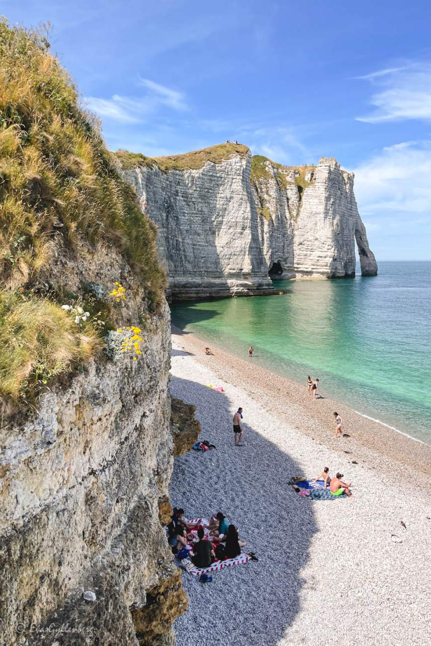 Stranden, havet och klippan i Étretat