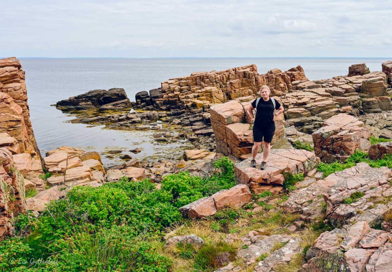 Kvinna vandrar på klipporna i Hovs hallar