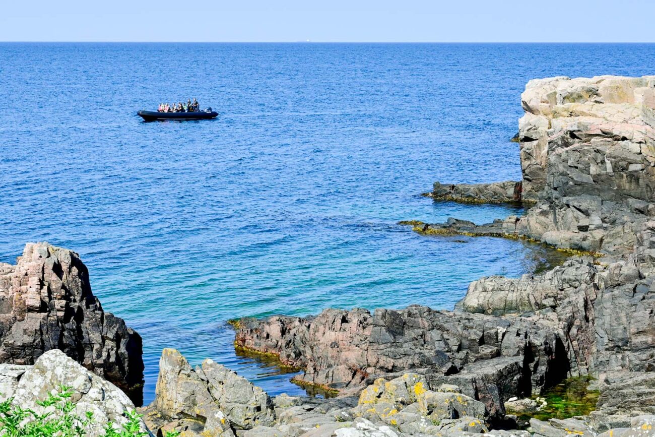 RIB på havet vid klippor