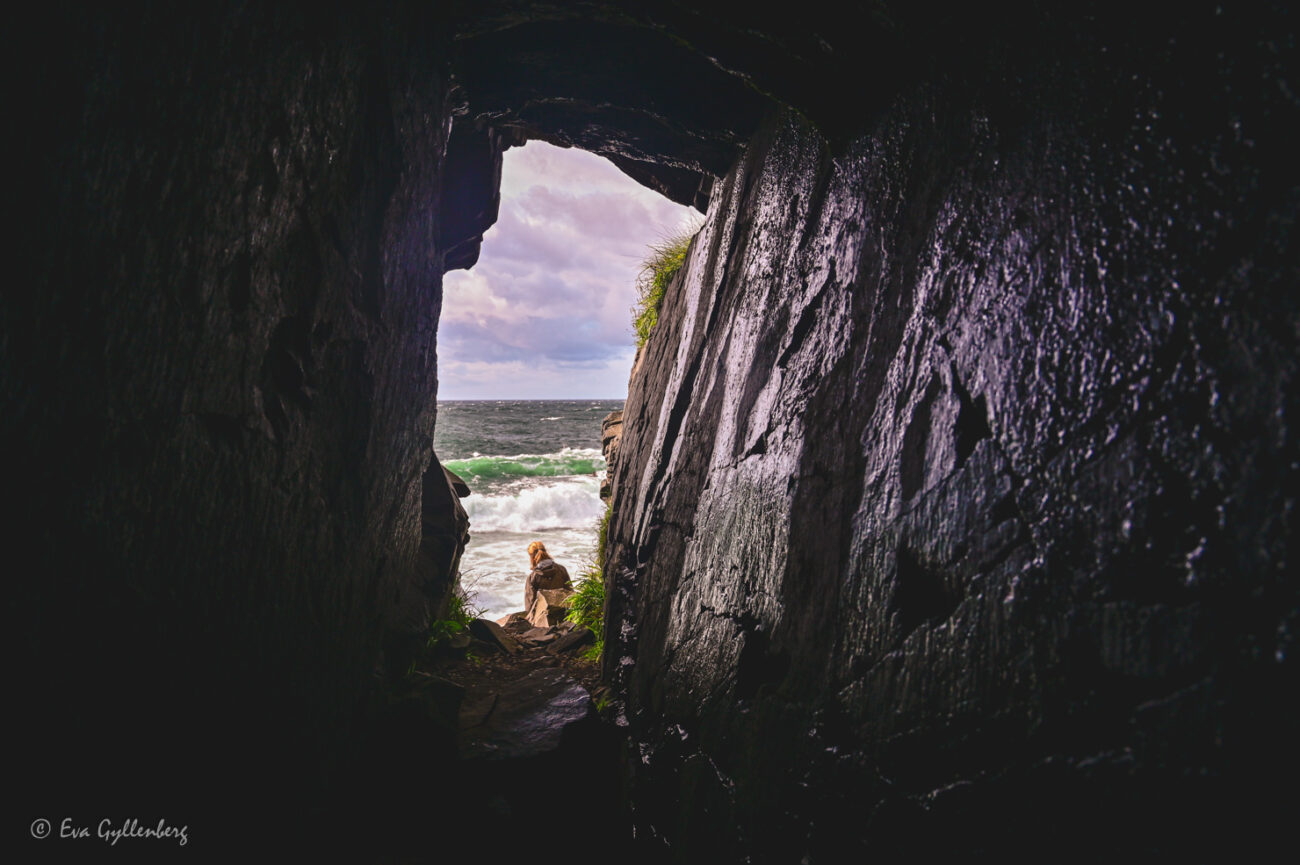 Grotta vid havet i Kullaberg