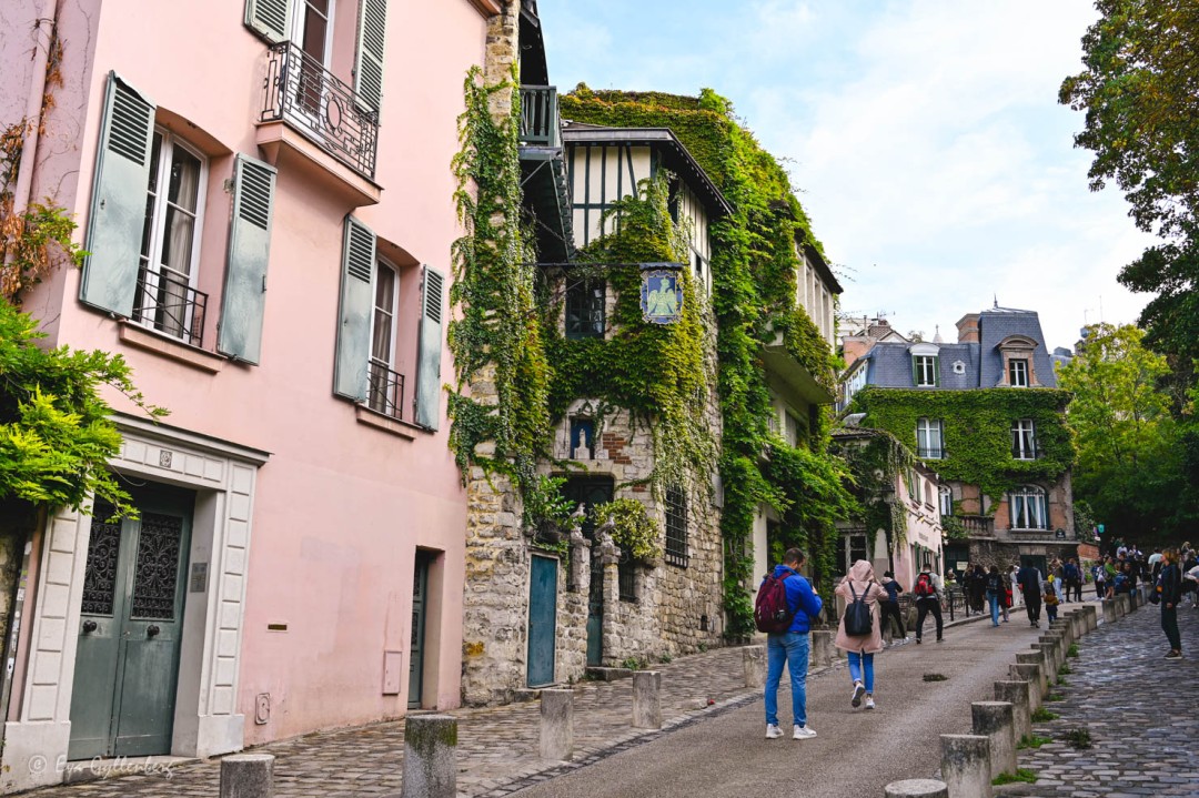 De rosa husen utefter Rue de l'Abreuvoir i Montmarte