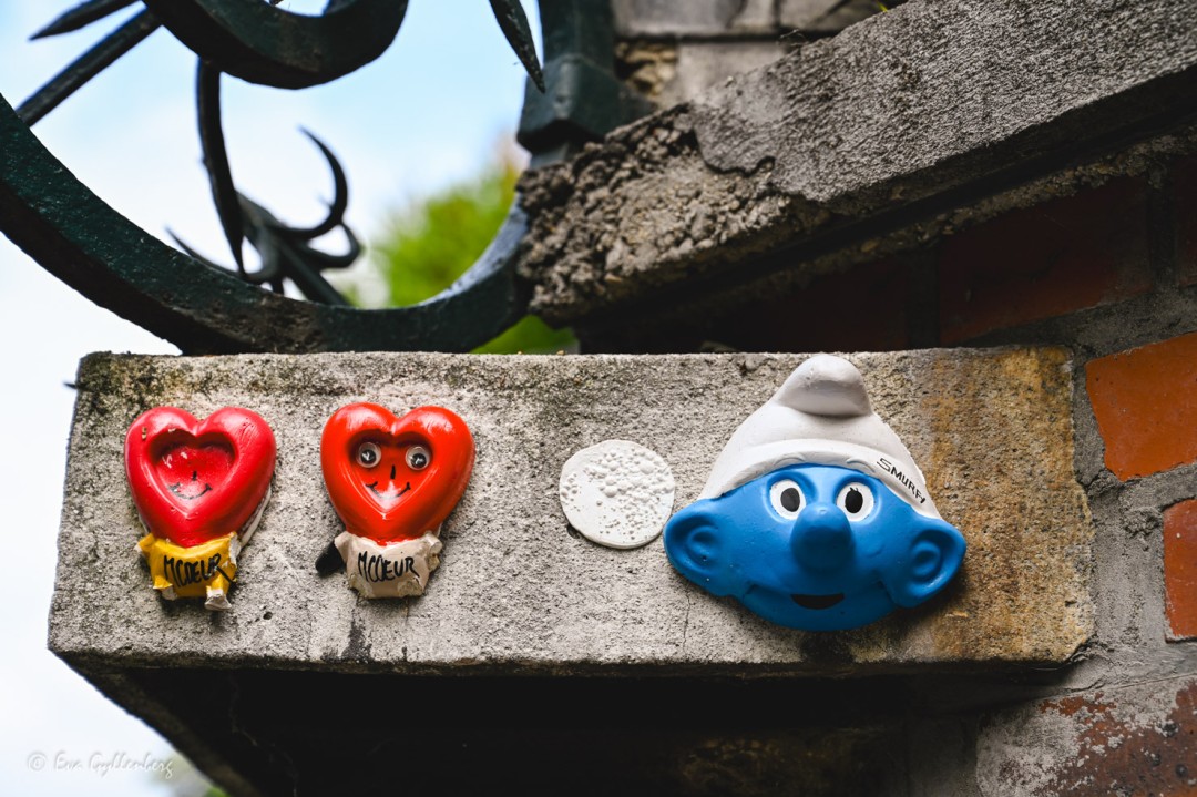 Street art med smurfar i Paris