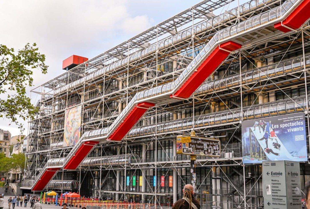 Centre Pompidou med sina silvriga och röda rör