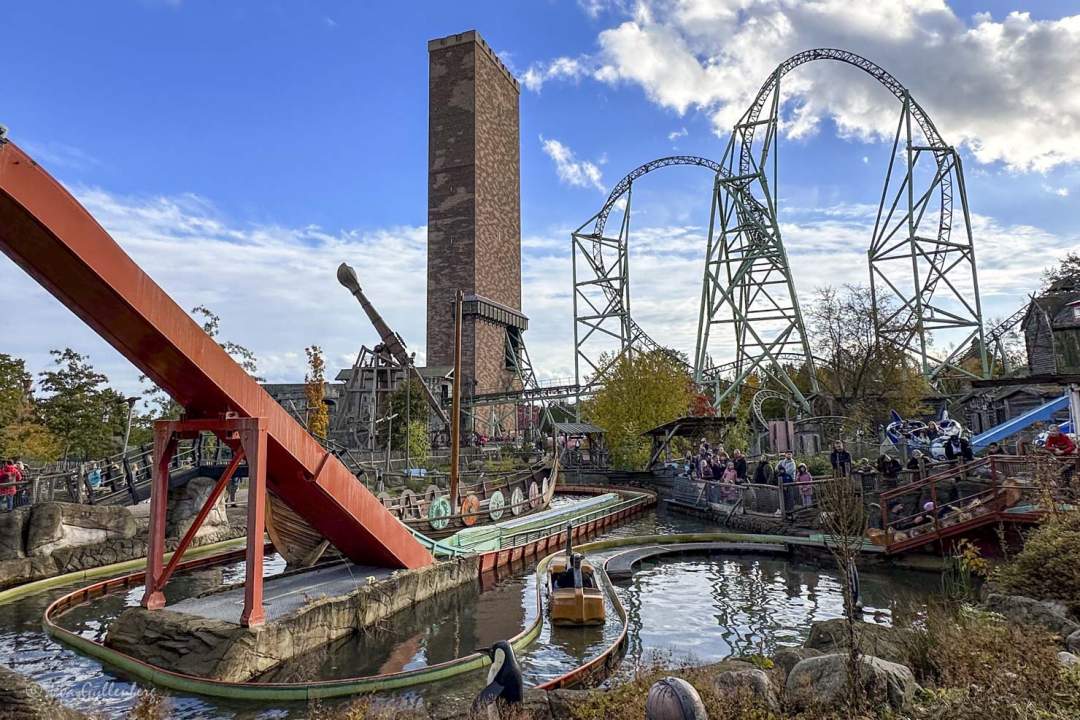 Vy över många olika åkattraktioner i Hansa-Park