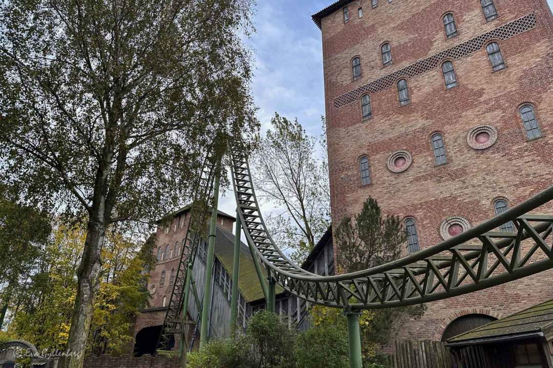 Bergochdalbana som går både utomhus och inuti byggnader
