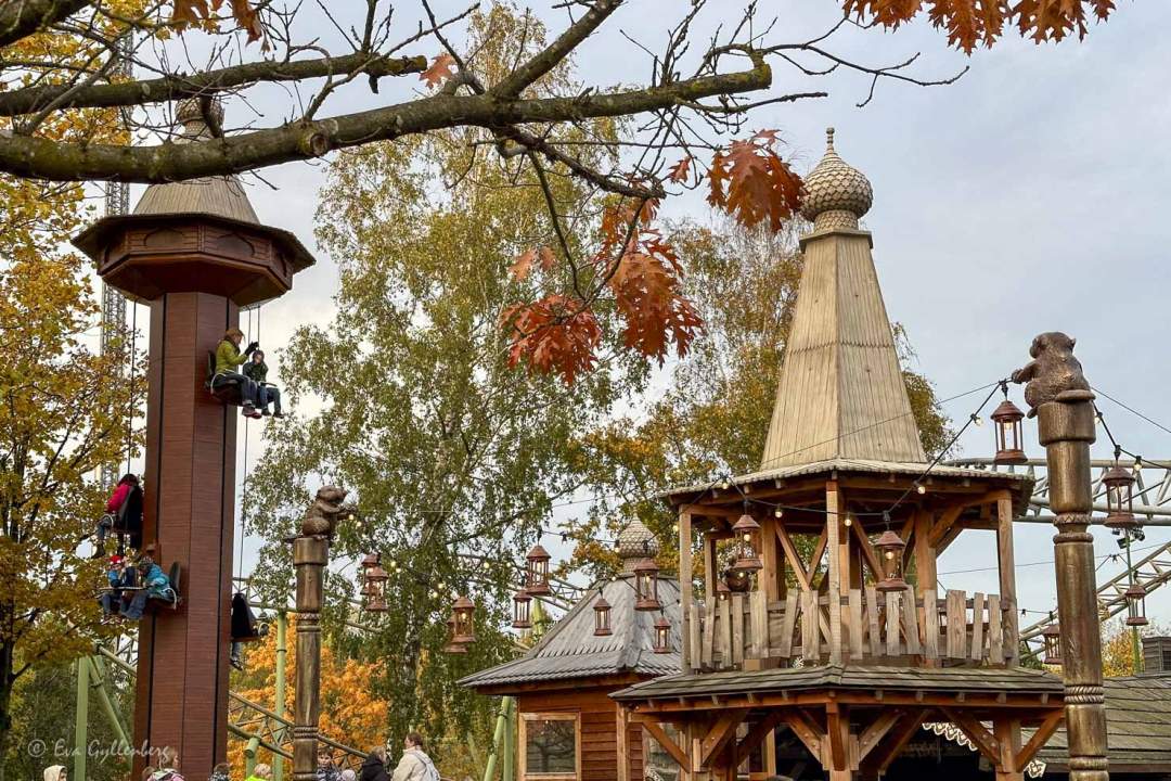 Åkattraktioner för barn i nöjespark utanför Lübeck