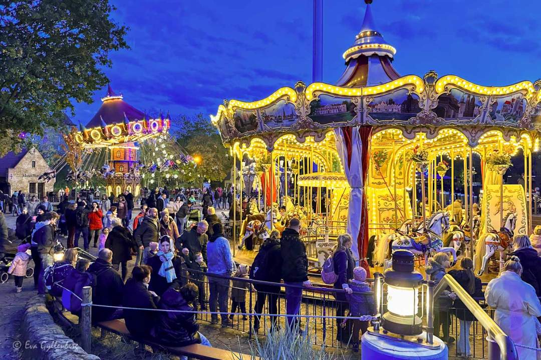 Karuseller i kvällsljus i Hansa-Park utanför Lubeck