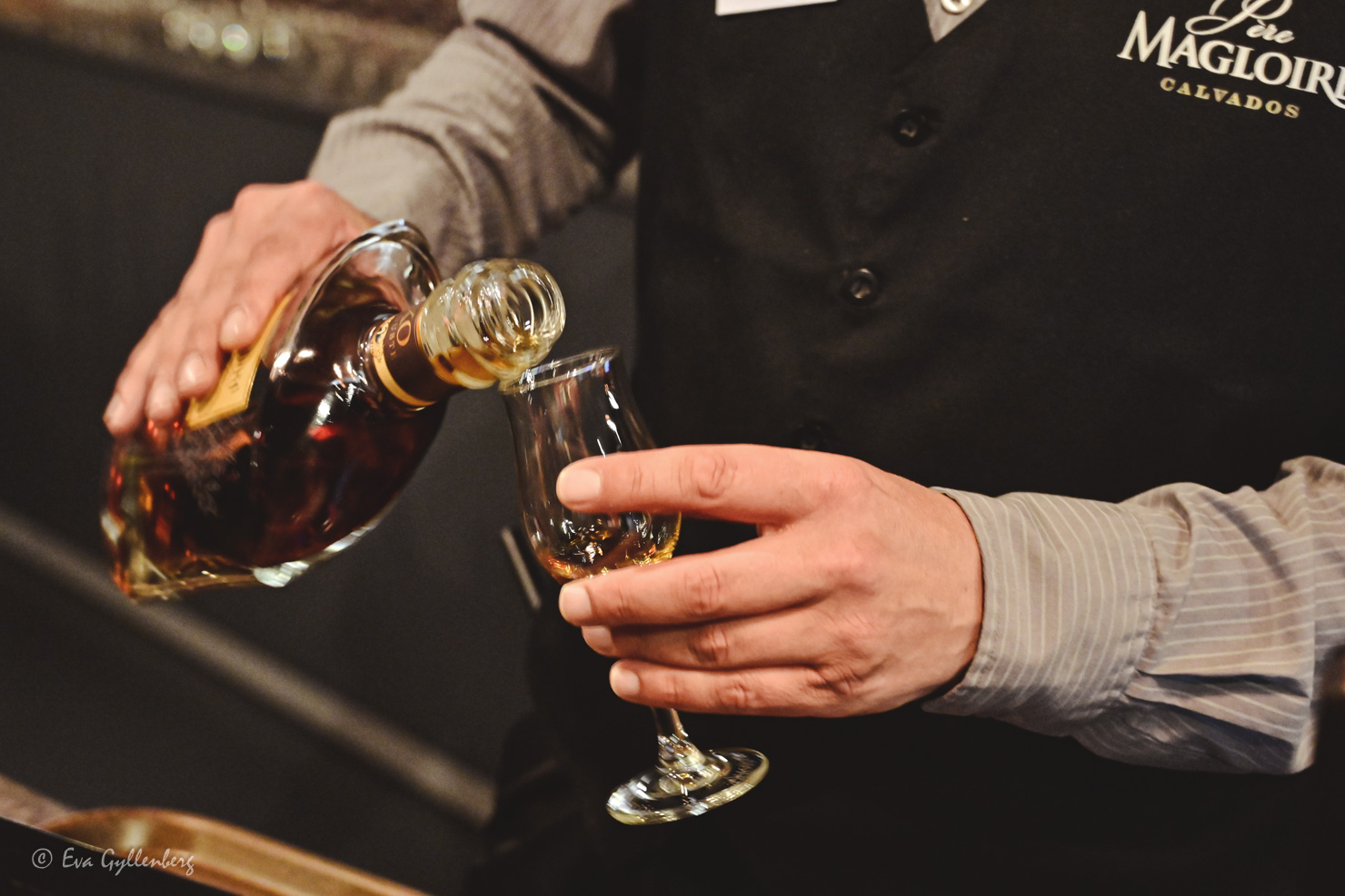 Bartender häller upp calvados