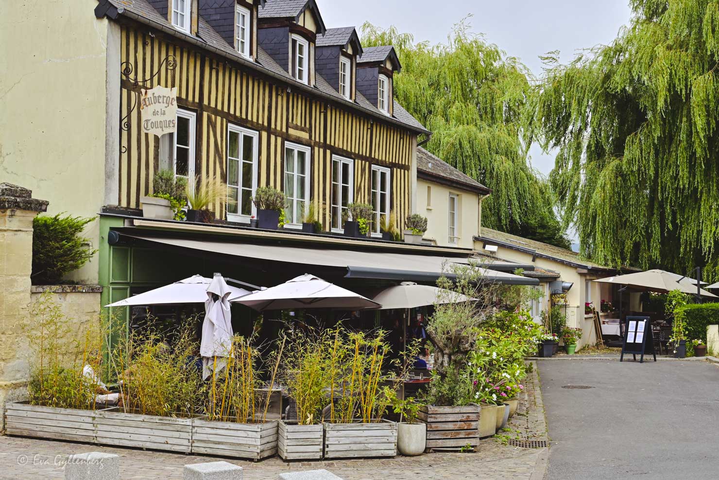 Korsvirkeshus med restaurang och uteservering