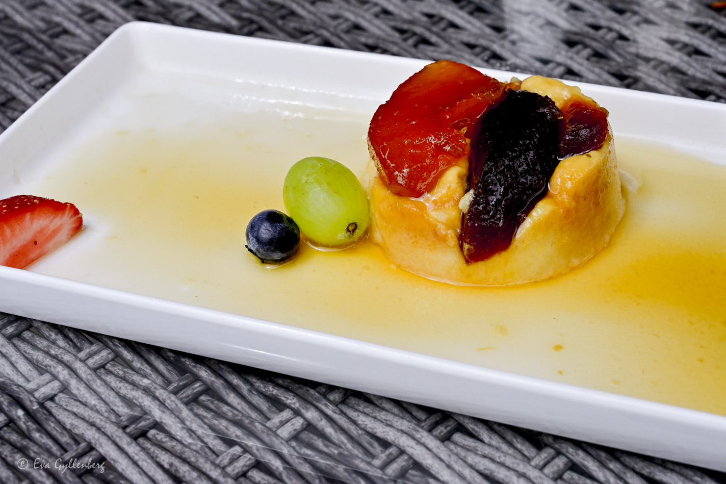 vit tallrik med flamberad äppelmousse