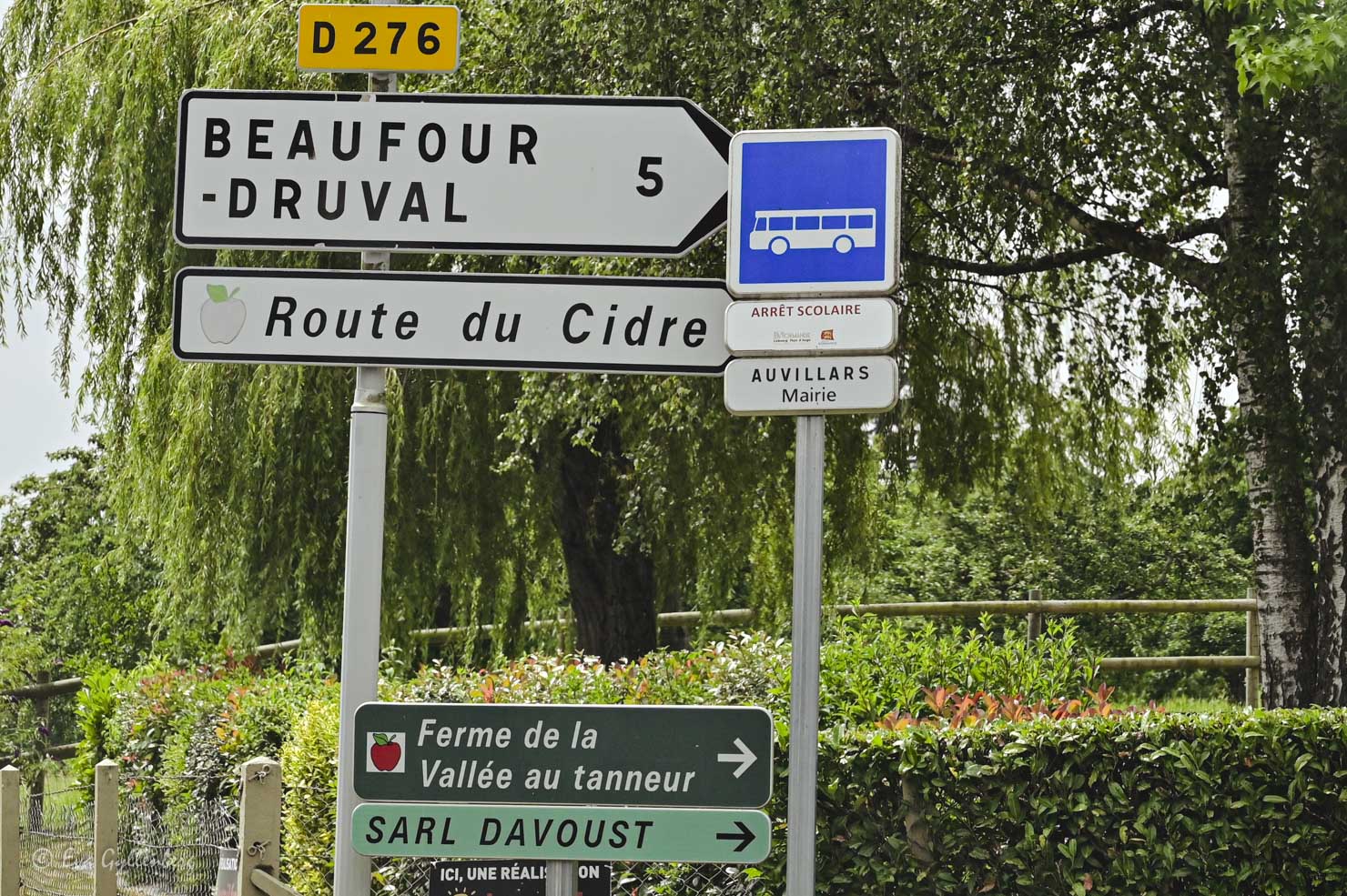 Skyltar efter vägen för att hitta till Route du Cidre