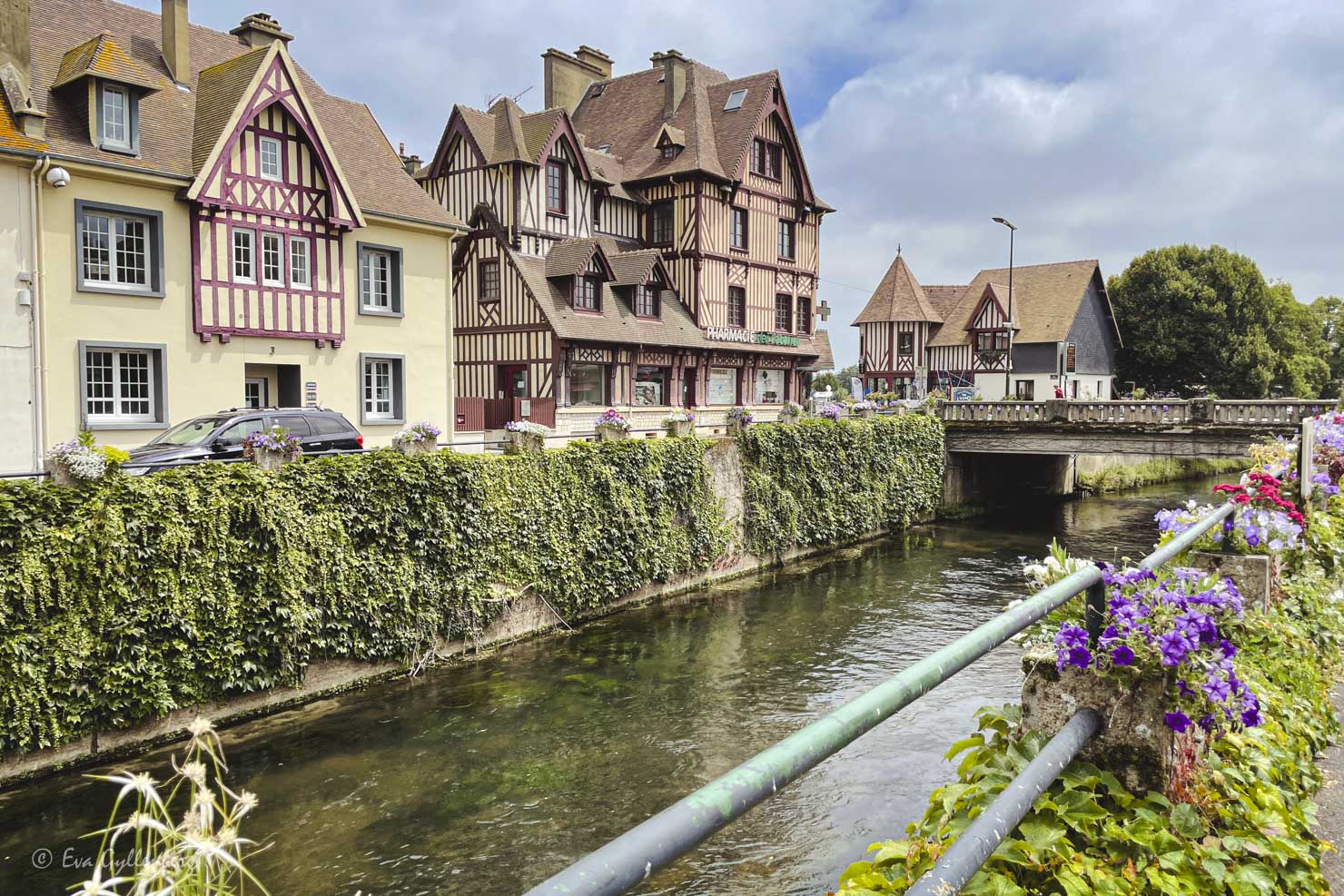 Korsvirkeshus i Normandie med en kanal