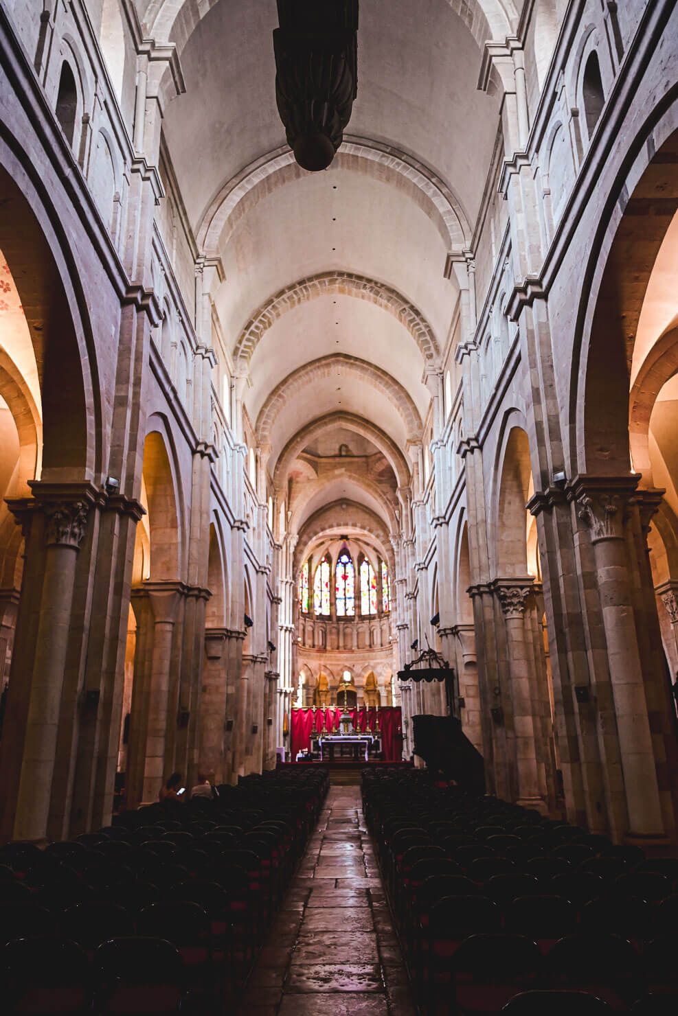 inuti en katedral med högt i tak
